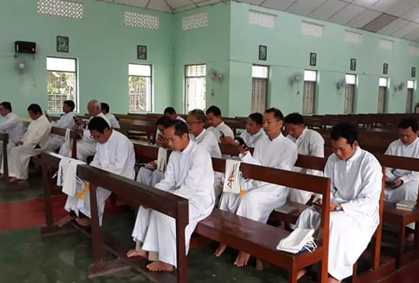 ပုသိမ်ဇုံမှ ရဟန်းတော်များ  ရွေးကုန်းသာသနာတွင် လစဉ် ဝတ်စောင့်ခြင်း