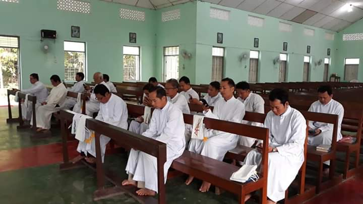 ပုသိမ်ဇုံမှ ရဟန်းတော်များ  ရွေးကုန်းသာသနာတွင် လစဉ် ဝတ်စောင့်ခြင်း