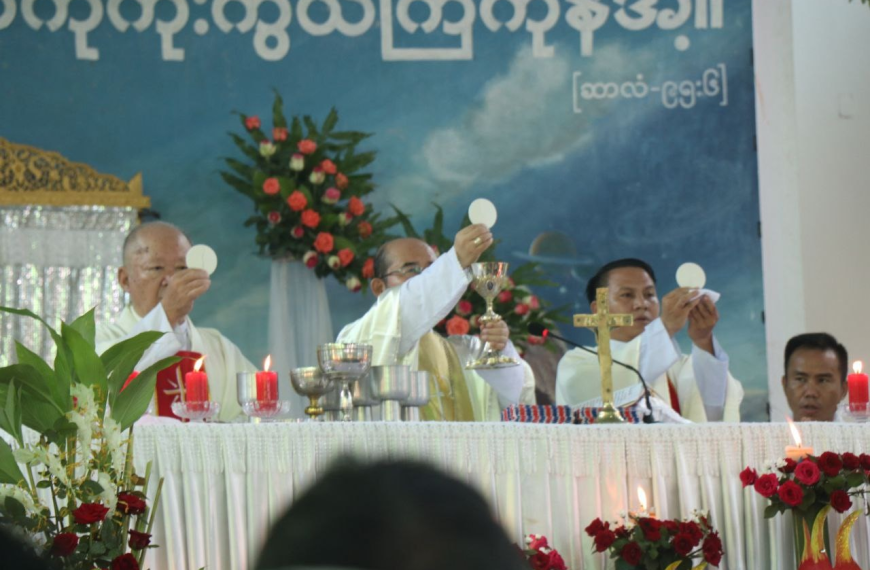 သခင်တည်ခင်းတဲ့ စားပွဲကြီး